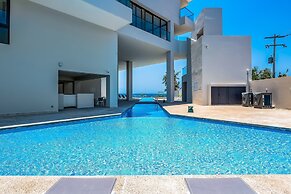 Oceanfront Gem With Bay View Terrace & Direct Sea Access