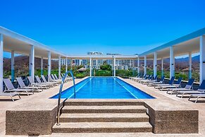 Oceanfront Gem With Bay View Terrace & Direct Sea Access