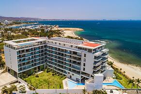 Oceanfront Gem With Bay View Terrace & Direct Sea Access