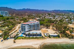 Oceanfront Gem With Bay View Terrace & Direct Sea Access