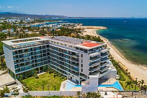 Oceanfront Gem With Bay View Terrace & Direct Sea Access