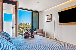 Oceanfront Gem With Bay View Terrace & Direct Sea Access