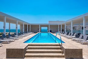 Oceanfront Gem With Bay View Terrace & Direct Sea Access