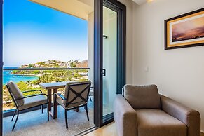 Oceanfront Gem With Bay View Terrace & Direct Sea Access