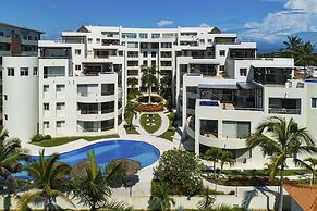 Chic Coastal Condo With Private Balcony, Pool Access & Steps to the Be
