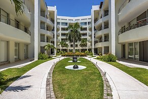 Chic Coastal Condo With Private Balcony, Pool Access & Steps to the Be