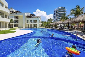 Chic Coastal Condo With Private Balcony, Pool Access & Steps to the Be
