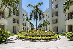 Chic Coastal Condo With Private Balcony, Pool Access & Steps to the Be