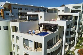 Chic Coastal Condo With Private Balcony, Pool Access & Steps to the Be