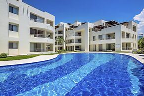Chic Coastal Condo With Private Balcony, Pool Access & Steps to the Be