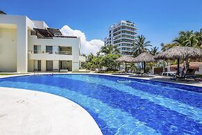 Chic Coastal Condo With Private Balcony, Pool Access & Steps to the Be