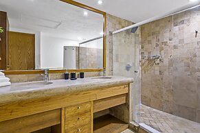 Chic Coastal Condo With Private Balcony, Pool Access & Steps to the Be