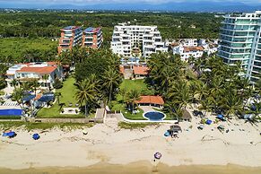 Chic Coastal Condo With Private Balcony, Pool Access & Steps to the Be