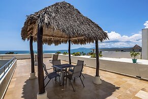 Chic Coastal Condo With Private Balcony, Pool Access & Steps to the Be