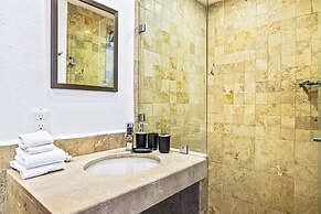 Chic Coastal Condo With Private Balcony, Pool Access & Steps to the Be