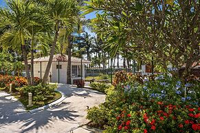 Chic Coastal Condo With Private Balcony, Pool Access & Steps to the Be