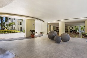 Chic Coastal Condo With Private Balcony, Pool Access & Steps to the Be