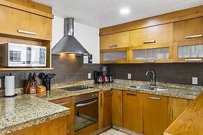 Chic Coastal Condo With Private Balcony, Pool Access & Steps to the Be