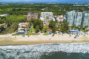Chic Coastal Condo With Private Balcony, Pool Access & Steps to the Be