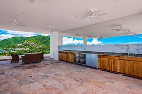 Fantastic Oceanfront Apartment With Balcony, Pool & Central AC