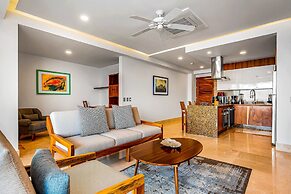 Fantastic Oceanfront Apartment With Balcony, Pool & Central AC