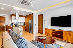 Fantastic Oceanfront Apartment With Balcony, Pool & Central AC