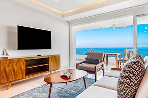 Fantastic Oceanfront Apartment With Balcony, Pool & Central AC