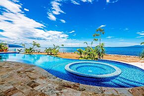 Fantastic Oceanfront Apartment With Balcony, Pool & Central AC