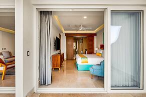 Fantastic Oceanfront Apartment With Balcony, Pool & Central AC