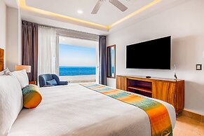 Fantastic Oceanfront Apartment With Balcony, Pool & Central AC