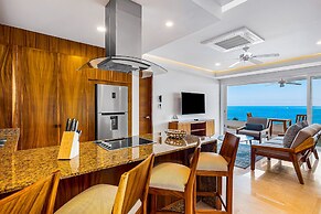 Fantastic Oceanfront Apartment With Balcony, Pool & Central AC