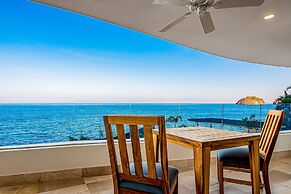 Fantastic Oceanfront Apartment With Balcony, Pool & Central AC