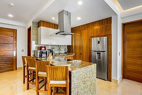 Fantastic Oceanfront Apartment With Balcony, Pool & Central AC