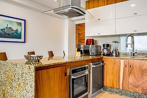 Fantastic Oceanfront Apartment With Balcony, Pool & Central AC