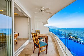 Fantastic Oceanfront Apartment With Balcony, Pool & Central AC