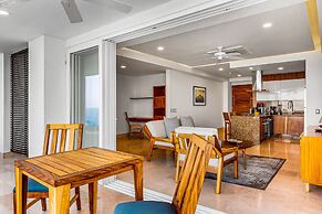 Fantastic Oceanfront Apartment With Balcony, Pool & Central AC