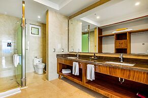 Fantastic Oceanfront Apartment With Balcony, Pool & Central AC