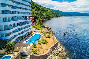 Fantastic Oceanfront Apartment With Balcony, Pool & Central AC