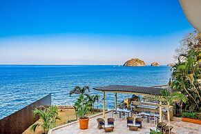 Fantastic Oceanfront Apartment With Balcony, Pool & Central AC