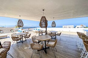 Ocean-view Condo With Infinity Pool, Rooftop Lounge, & Private Balcony