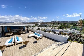 Ocean-view Condo With Infinity Pool, Rooftop Lounge, & Private Balcony
