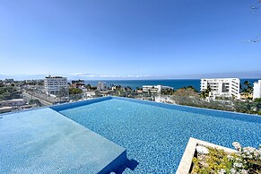 Ocean-view Condo With Infinity Pool, Rooftop Lounge, & Private Balcony