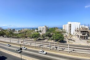 Ocean-view Condo With Infinity Pool, Rooftop Lounge, & Private Balcony