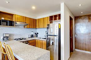Ocean-view Condo With Infinity Pool, Rooftop Lounge, & Private Balcony