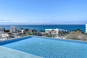 Ocean-view Condo With Infinity Pool, Rooftop Lounge, & Private Balcony