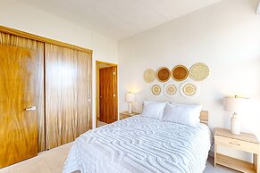 Ocean-view Condo With Infinity Pool, Rooftop Lounge, & Private Balcony