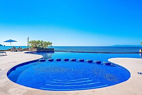 Charming Beach Apartment With Pool and Beach Access, Full Kitchen and 