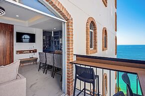 Charming Beach Apartment With Pool and Beach Access, Full Kitchen and 