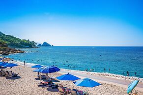 Charming Beach Apartment With Pool and Beach Access, Full Kitchen and 