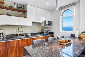 Charming Beach Apartment With Pool and Beach Access, Full Kitchen and 
